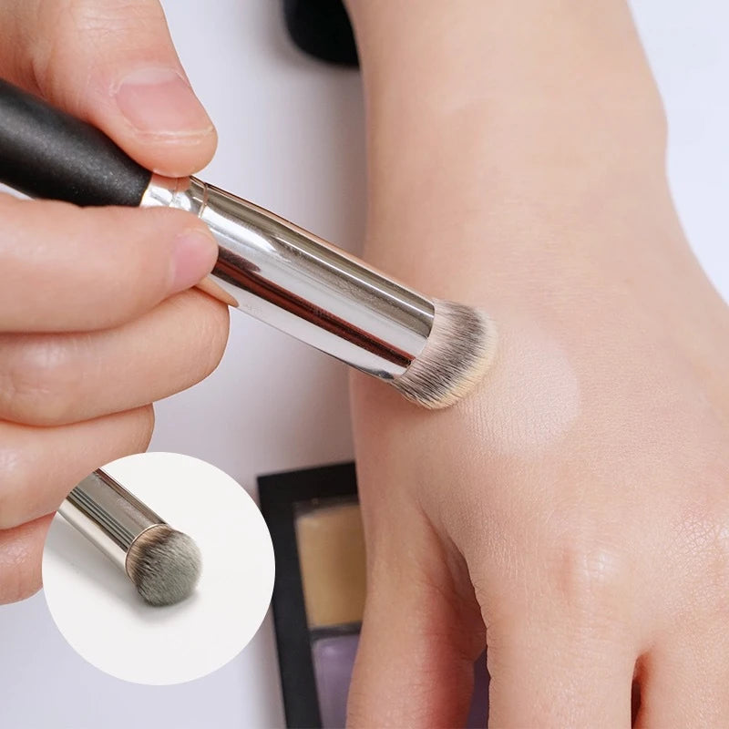 1pc Precision Concealer Brush – Soft & Fluffy